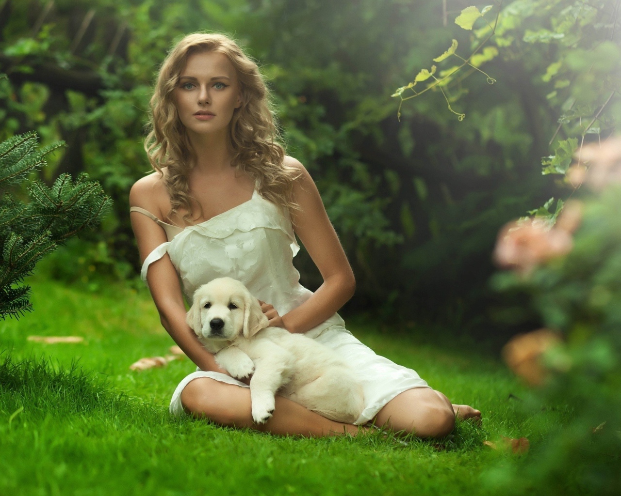 Девушка в белом платье с белым щенком