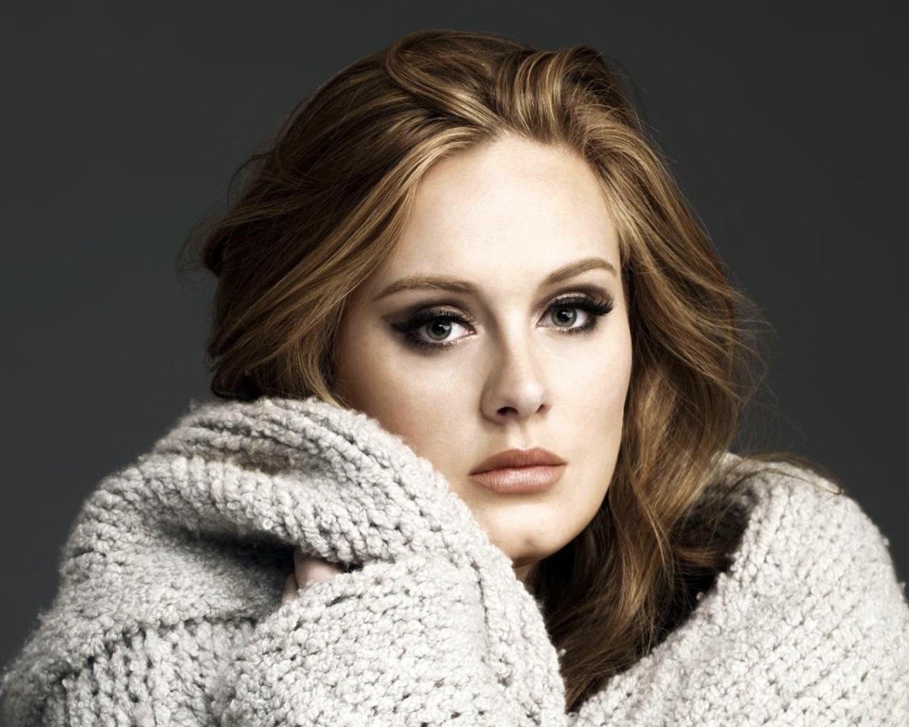 Девушка в белом вязанном свитере