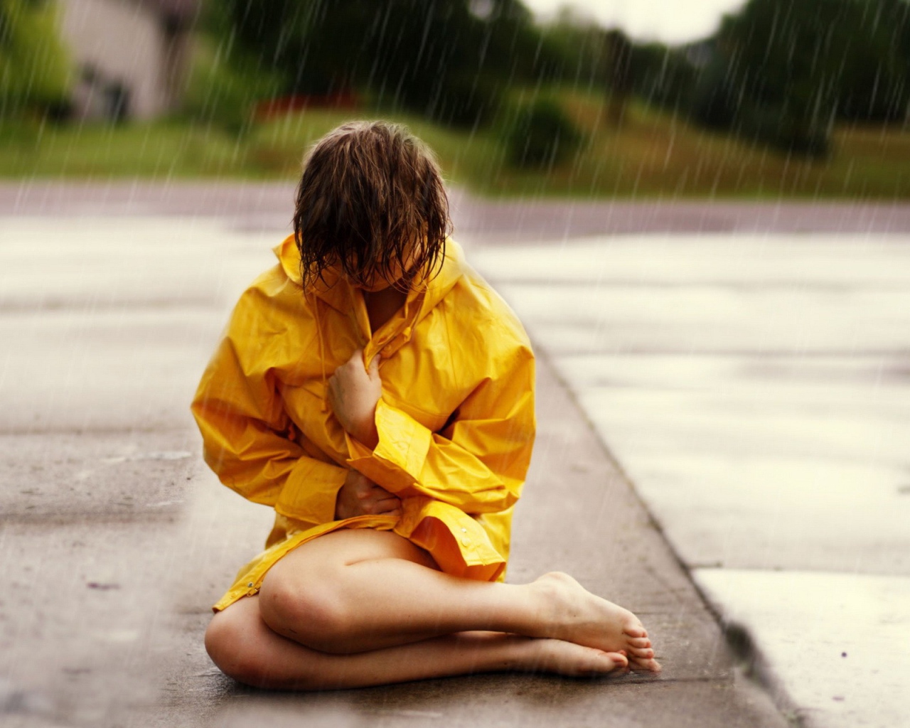 Девушка в желтом дождевике