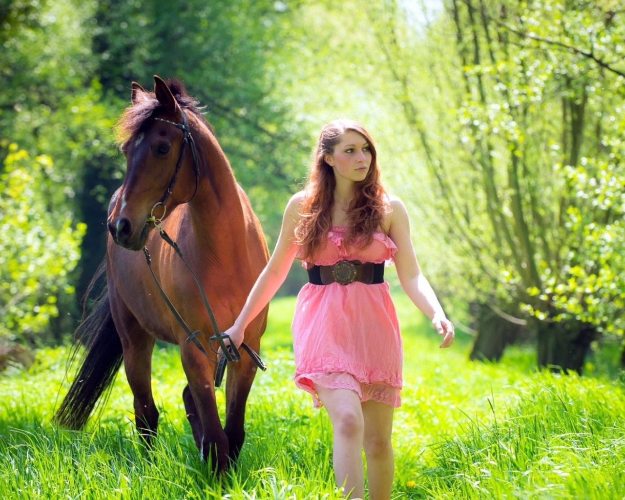 Девушка ведет лошадь под уздцы