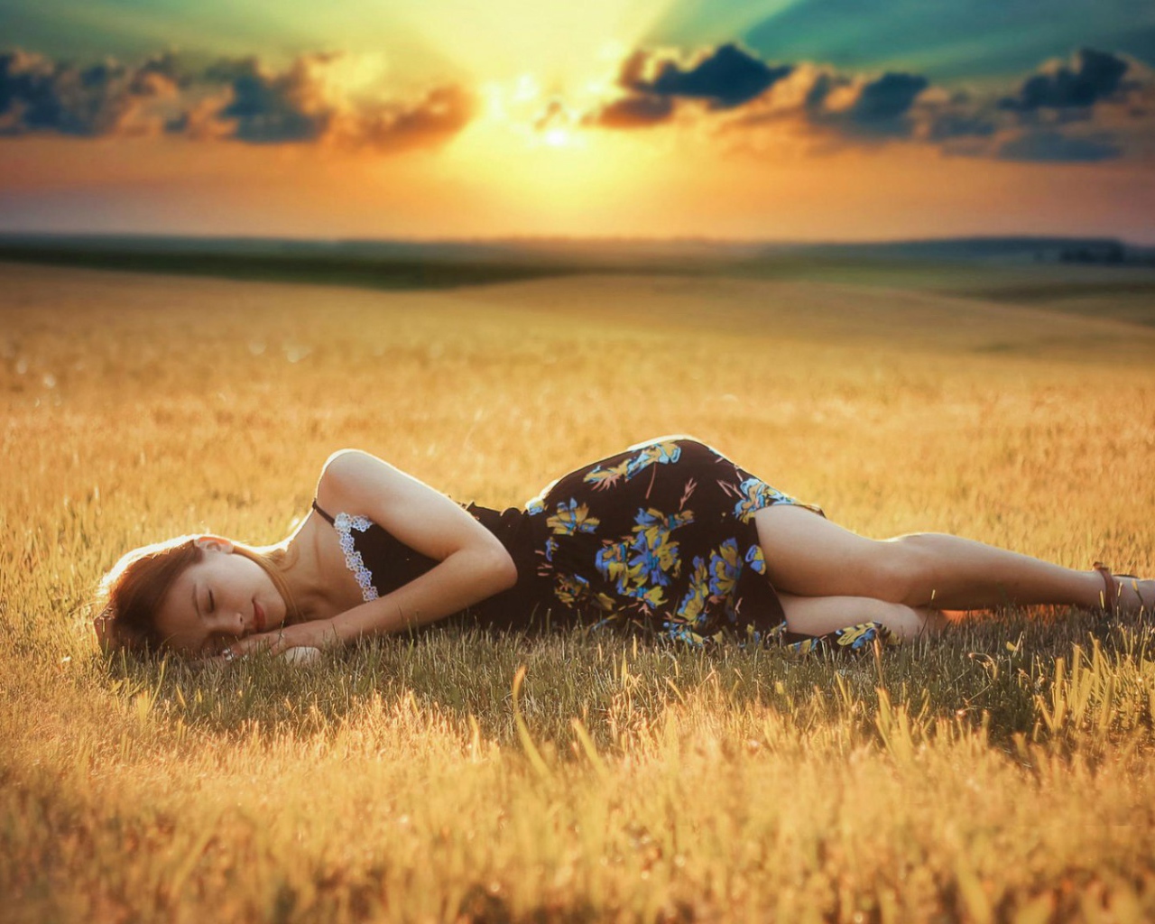 Девушка лежит на скошенном поле