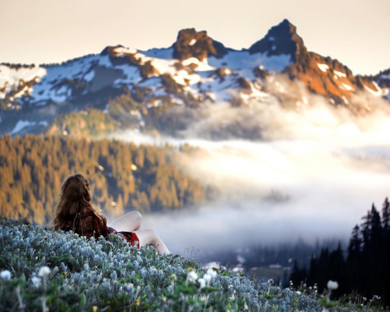 Девушка лежит и смотрит на горы