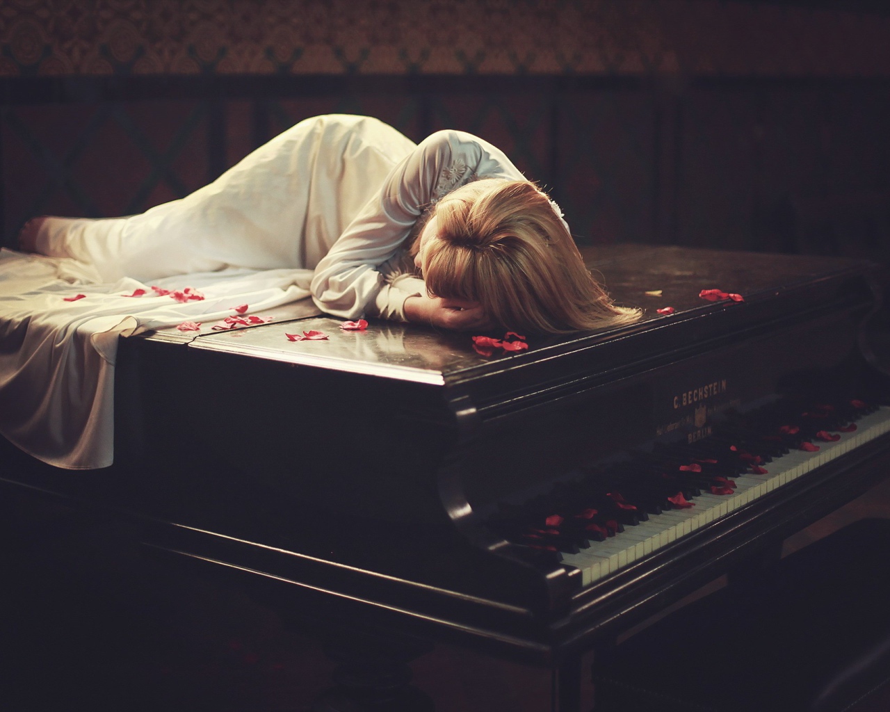 Девушка лежит на рояле