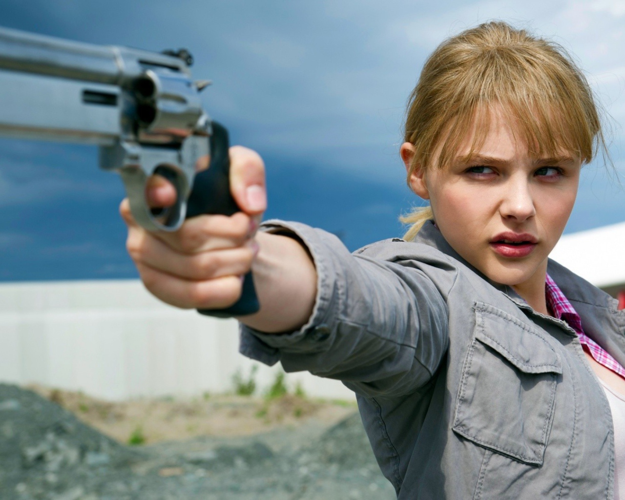 Девушка модель с пистолетом в руке