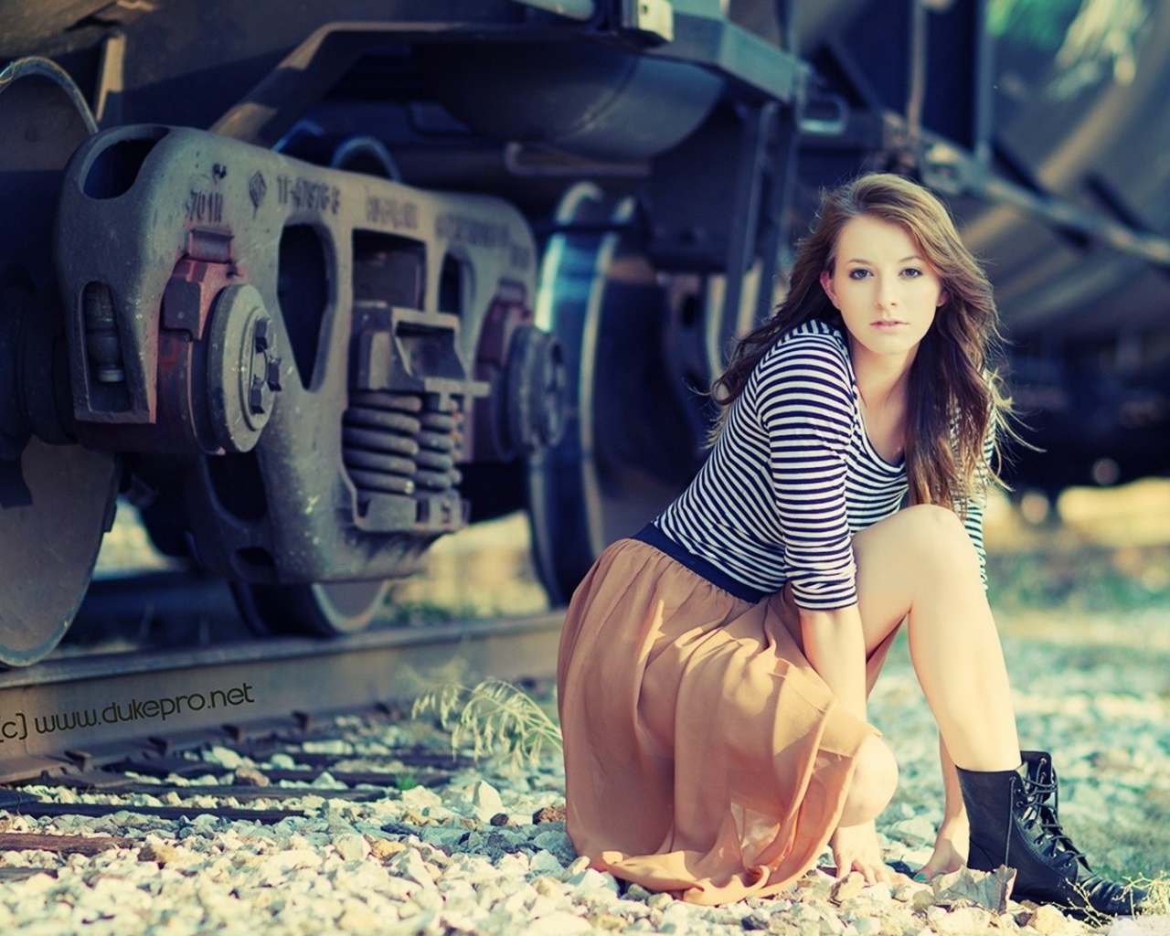 Девушка возле железной дороги