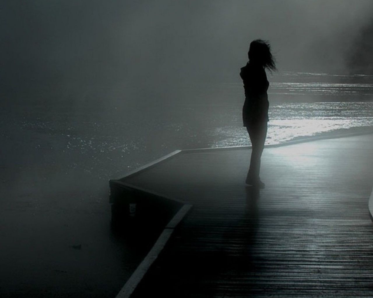 Девушка на причале в тумане