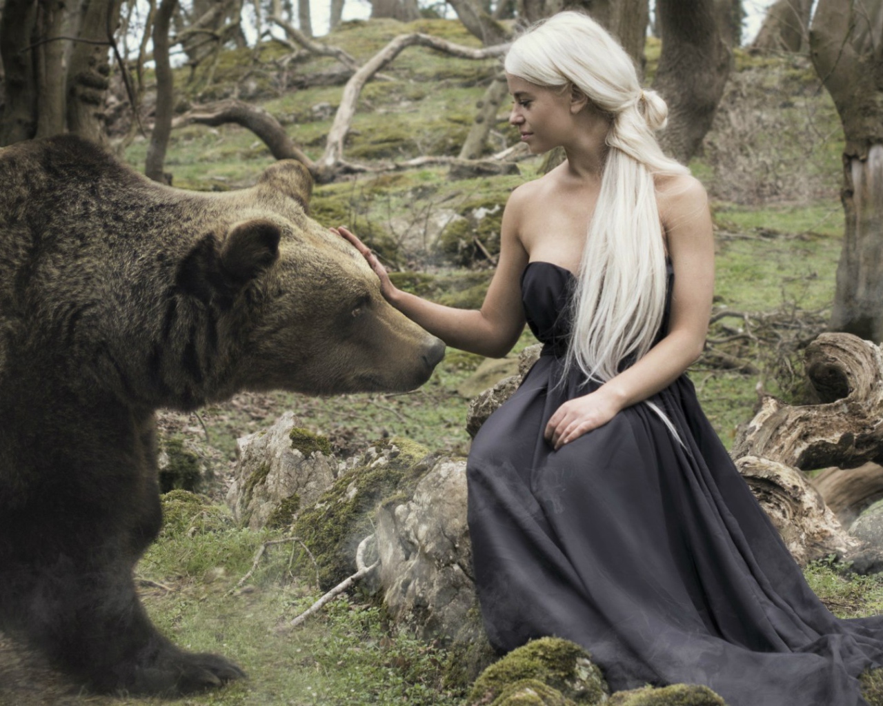 Девушка играет с медведем