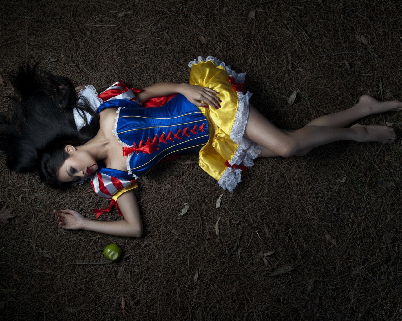 Девушка отравилась яблоком