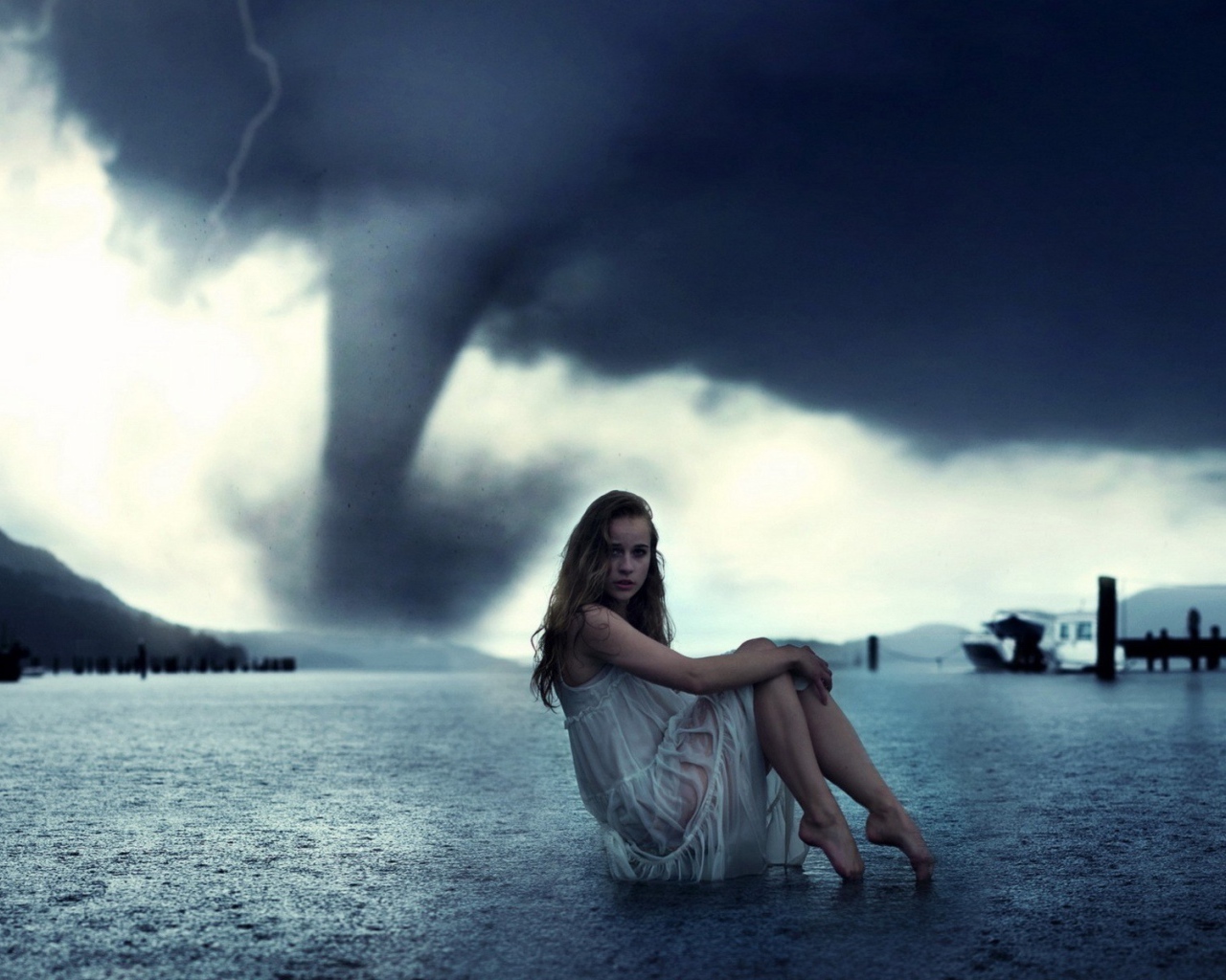 Девушка позирует на фоне торнадо