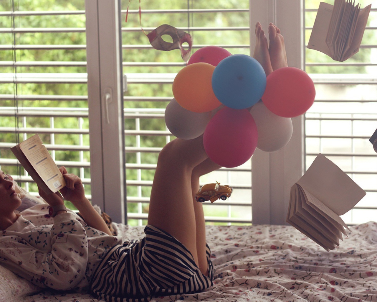 Девушка читает книгу среди хаоса