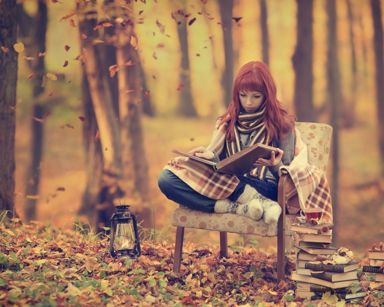 Девушка читает книги в лесу