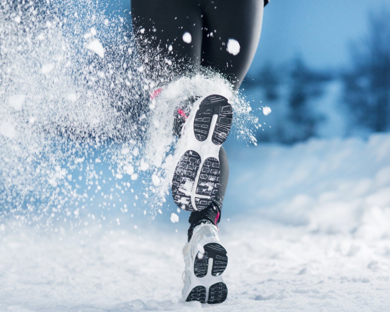 Девушка бежит по снегу