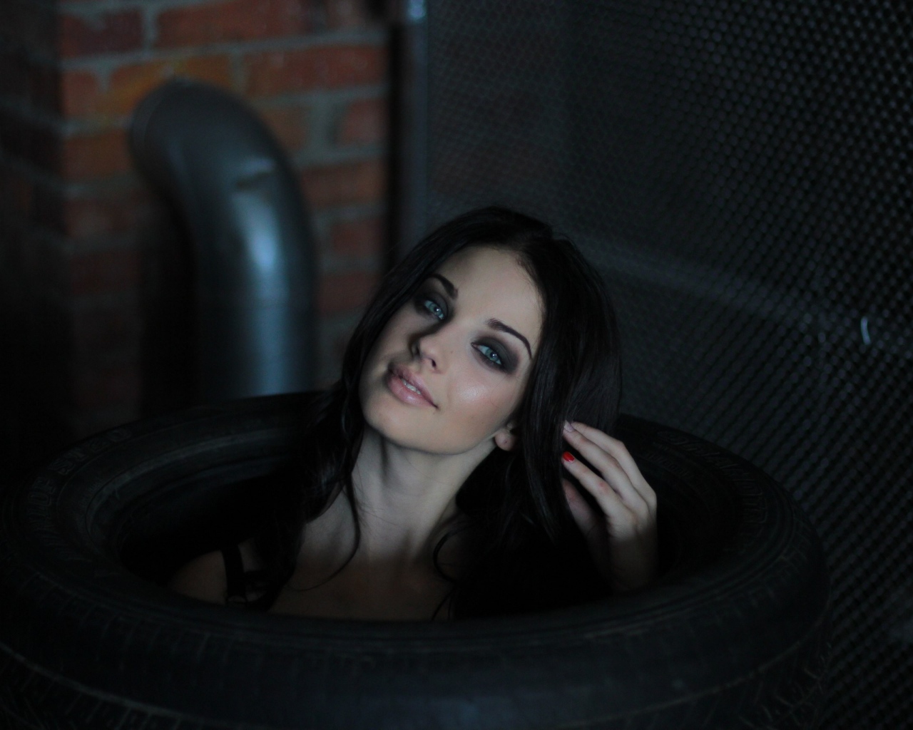 Девушка сидит в автомобильных покрышках, Алла Бергер