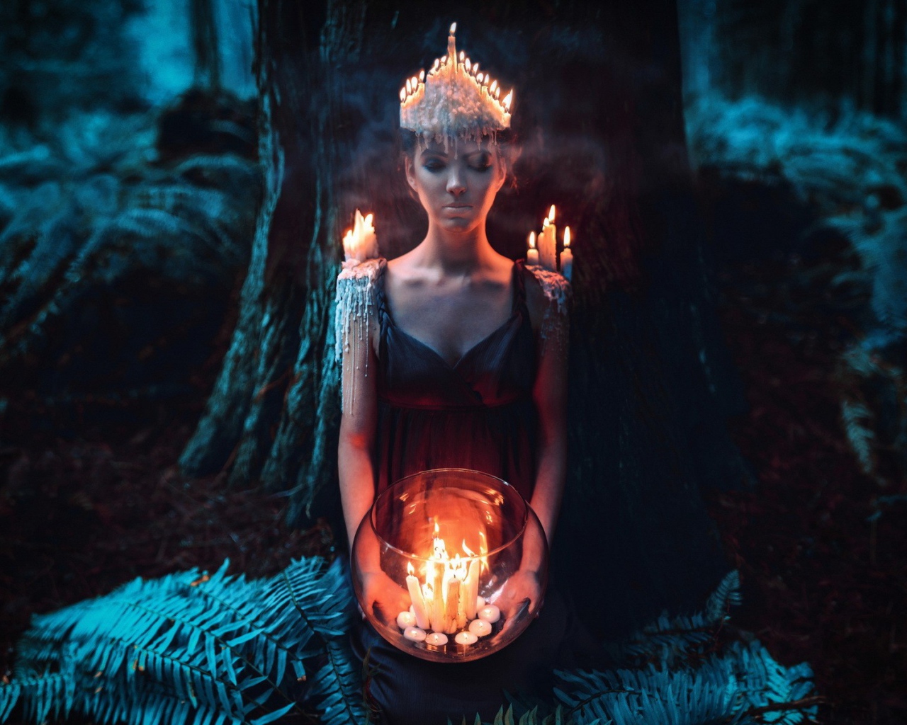 Девушка в окружении свечей в лесу