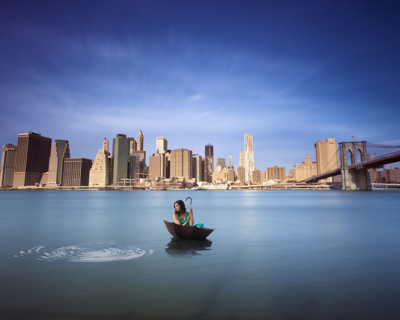 Девушка плывет на зонте