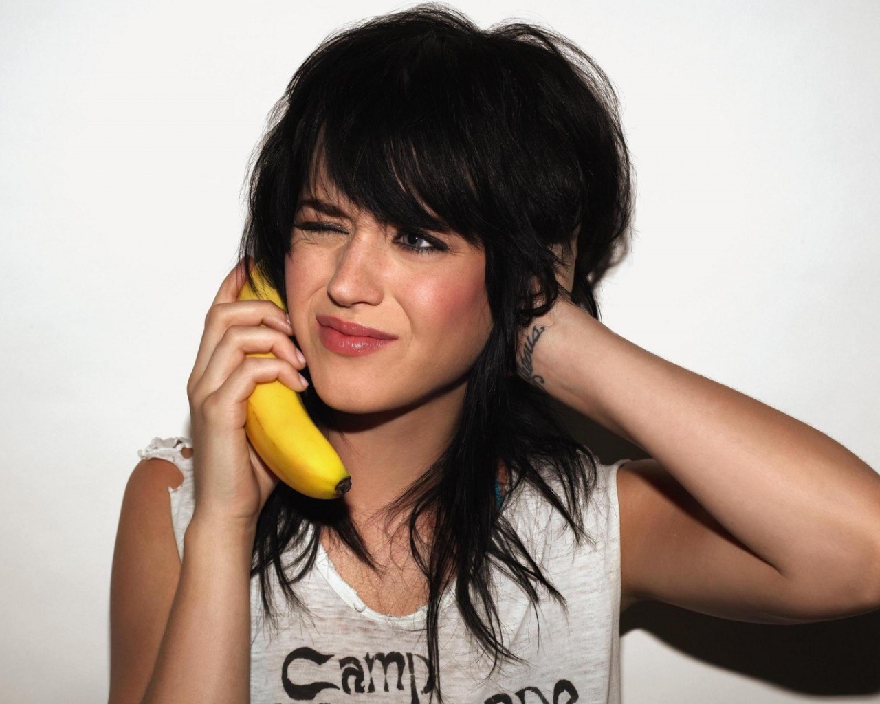 Девушка пытается позвонить по банану