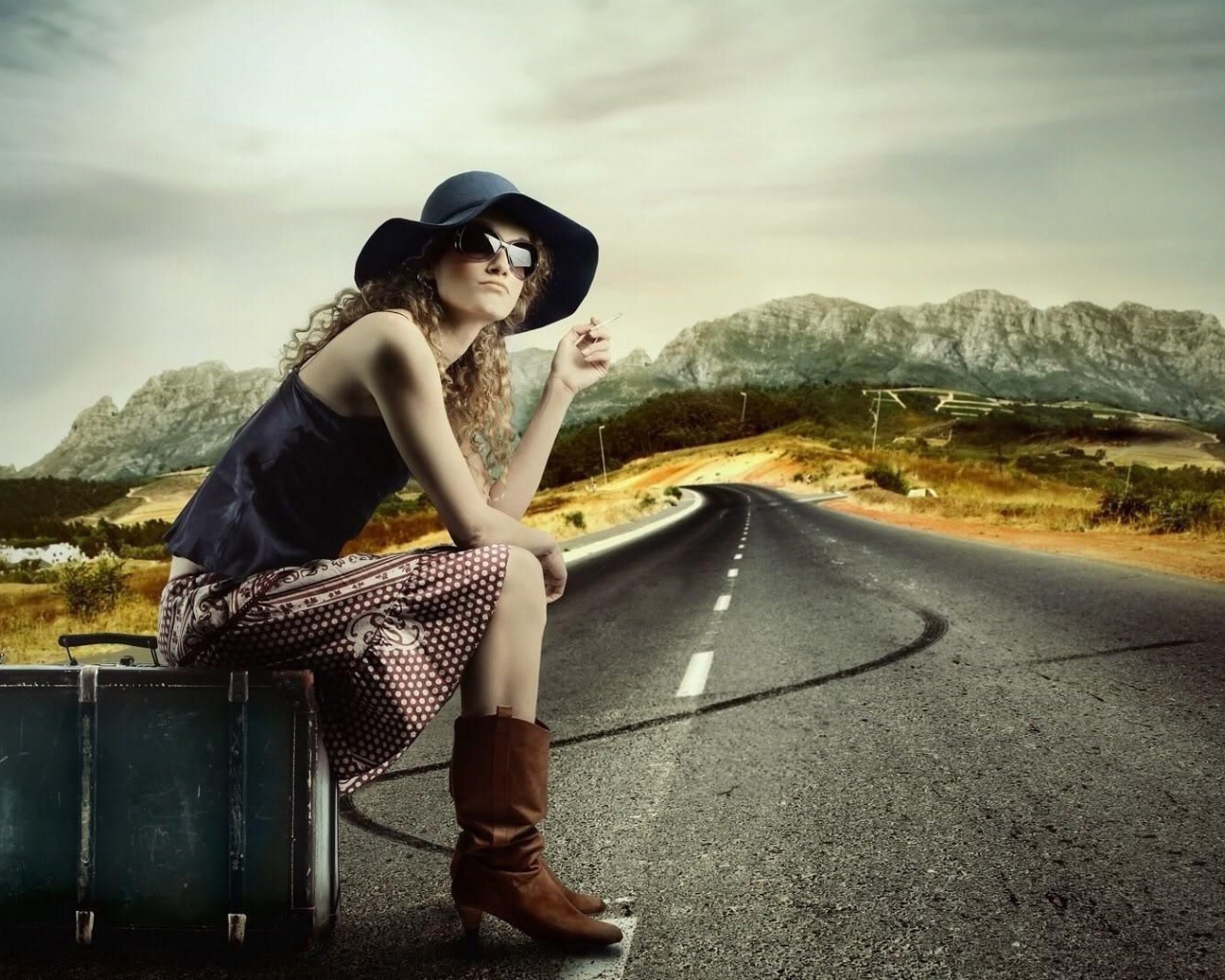 Девушка ждет попутную машину