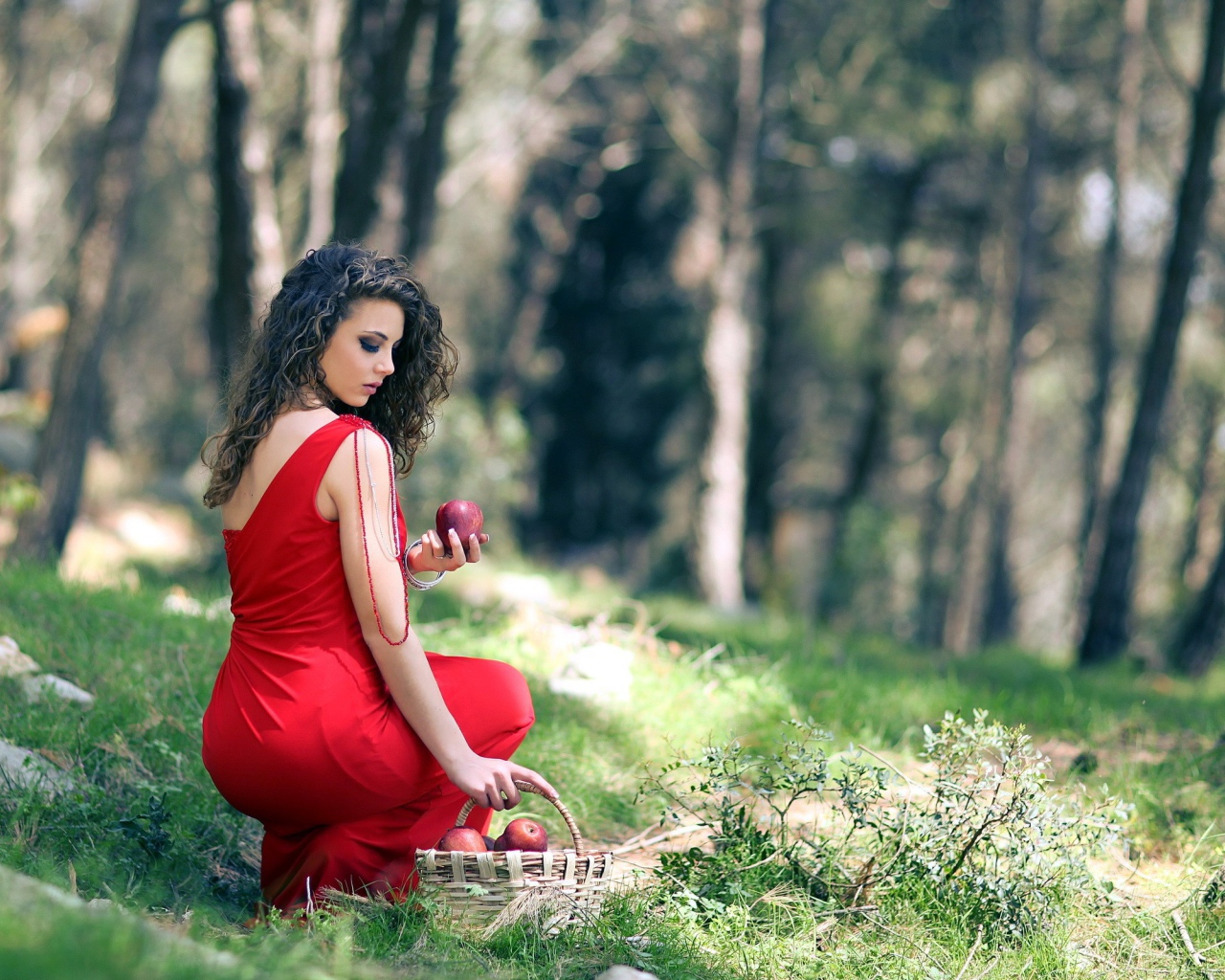 Девушка с корзиной яблок