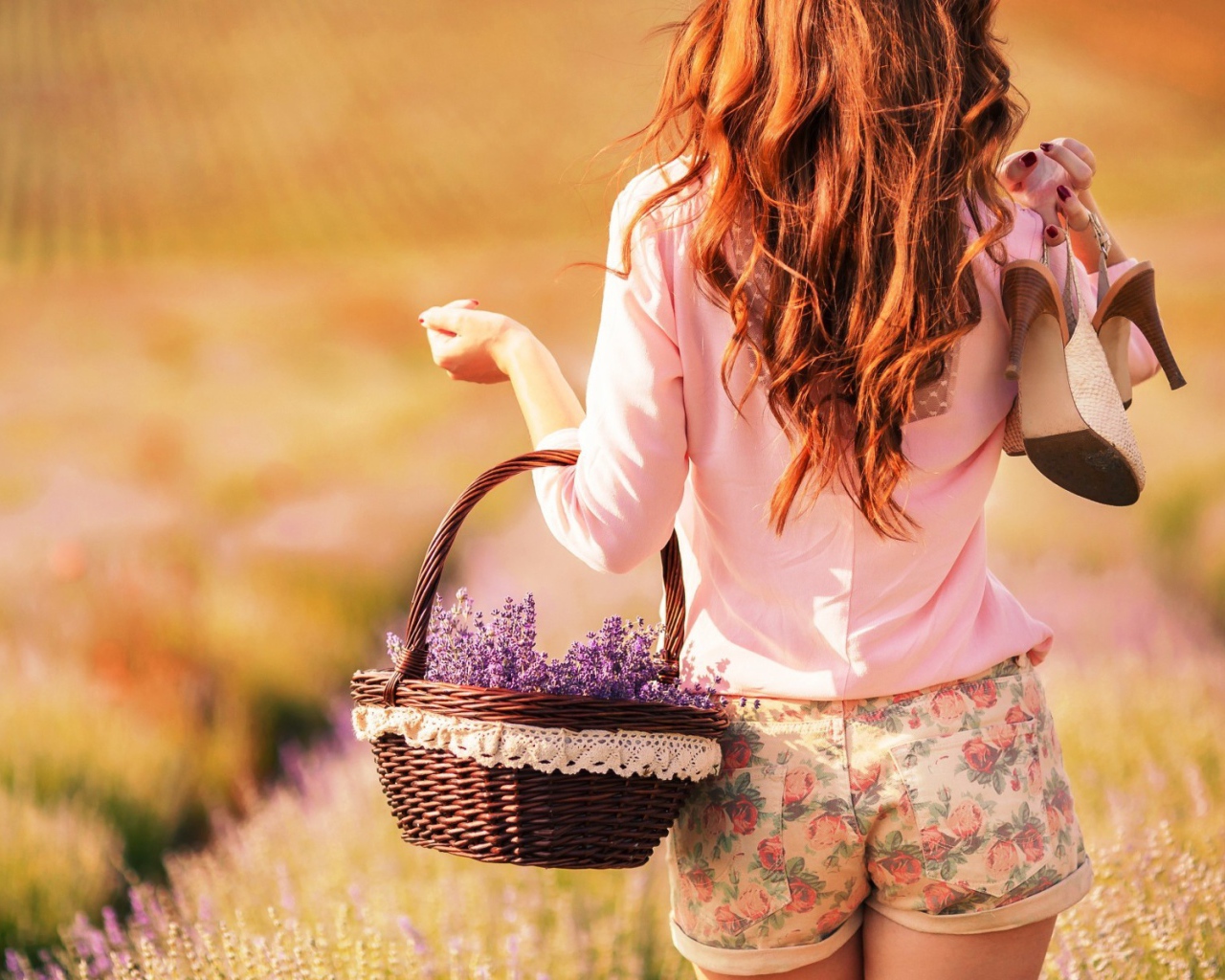 Девушка с корзинкой фиолетовых цветов