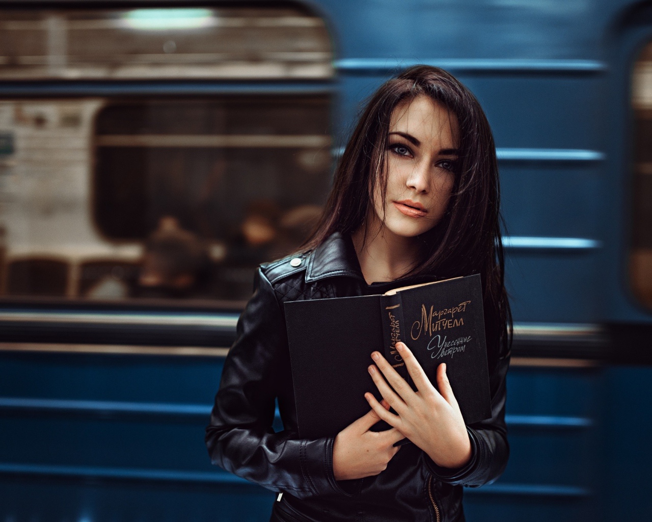 Девушка с книгой в метро