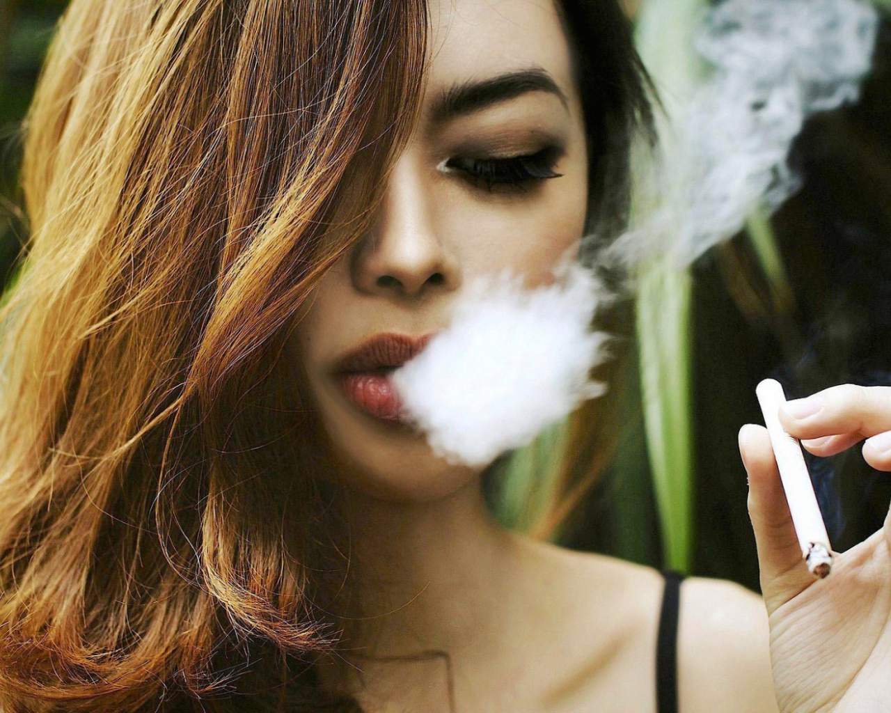 Девушка с сигаретой в руке