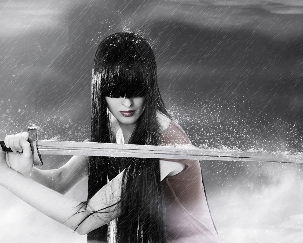 Девушка с мечом под дождем