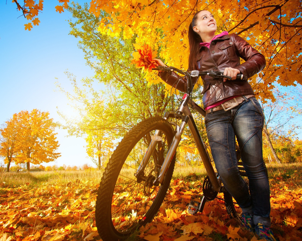 Девушка с велосипедом на осенней прогулке