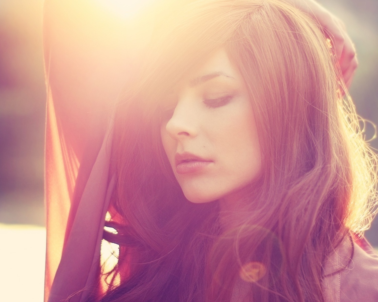 Девушка с каштановыми волосами в лучах солнца