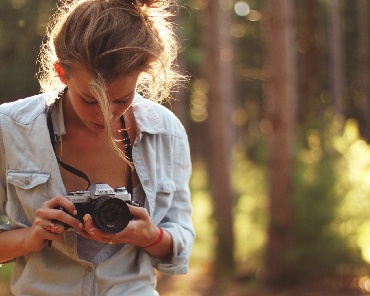 Девушка с фотоаппаратом Minolta