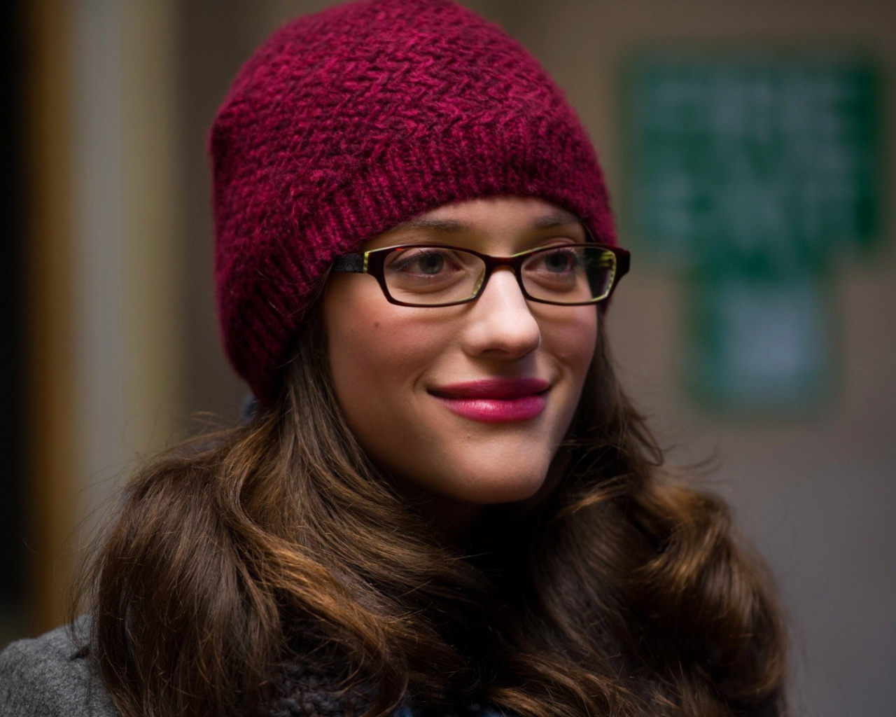 Девушка в очках и красной шапке