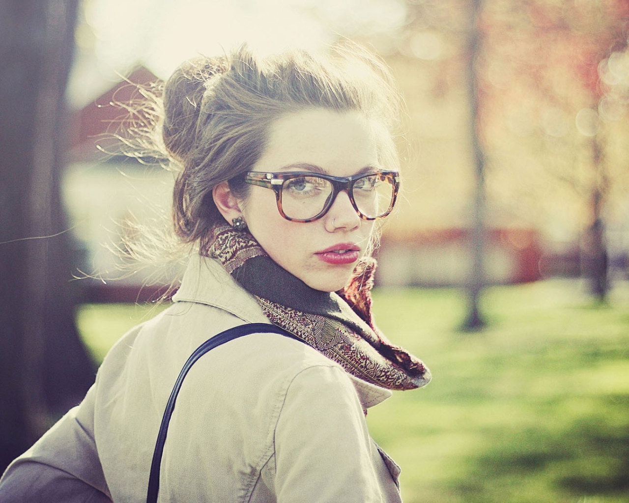 Девушка в очках оглянулась через плечо