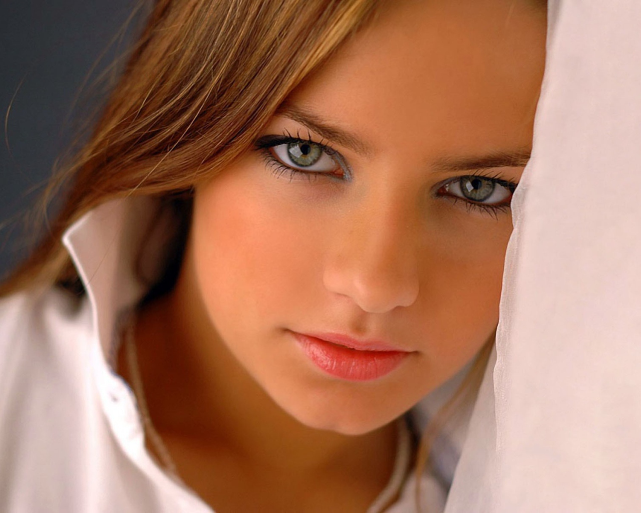 Девушка с серыми глазами в белой одежде