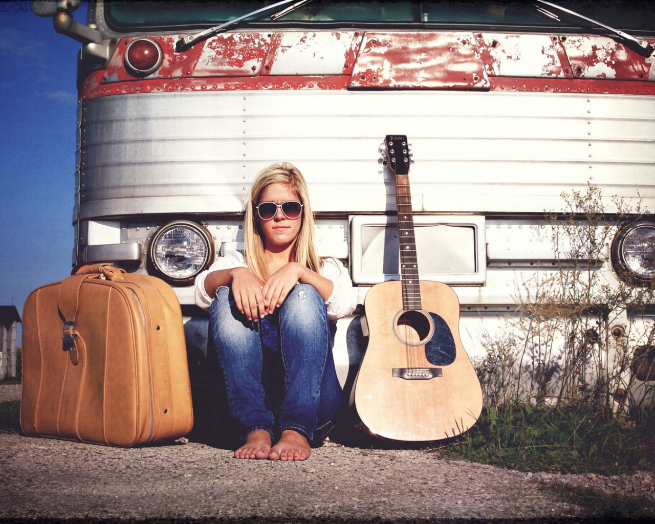 Девушка с гитарой и чемоданом