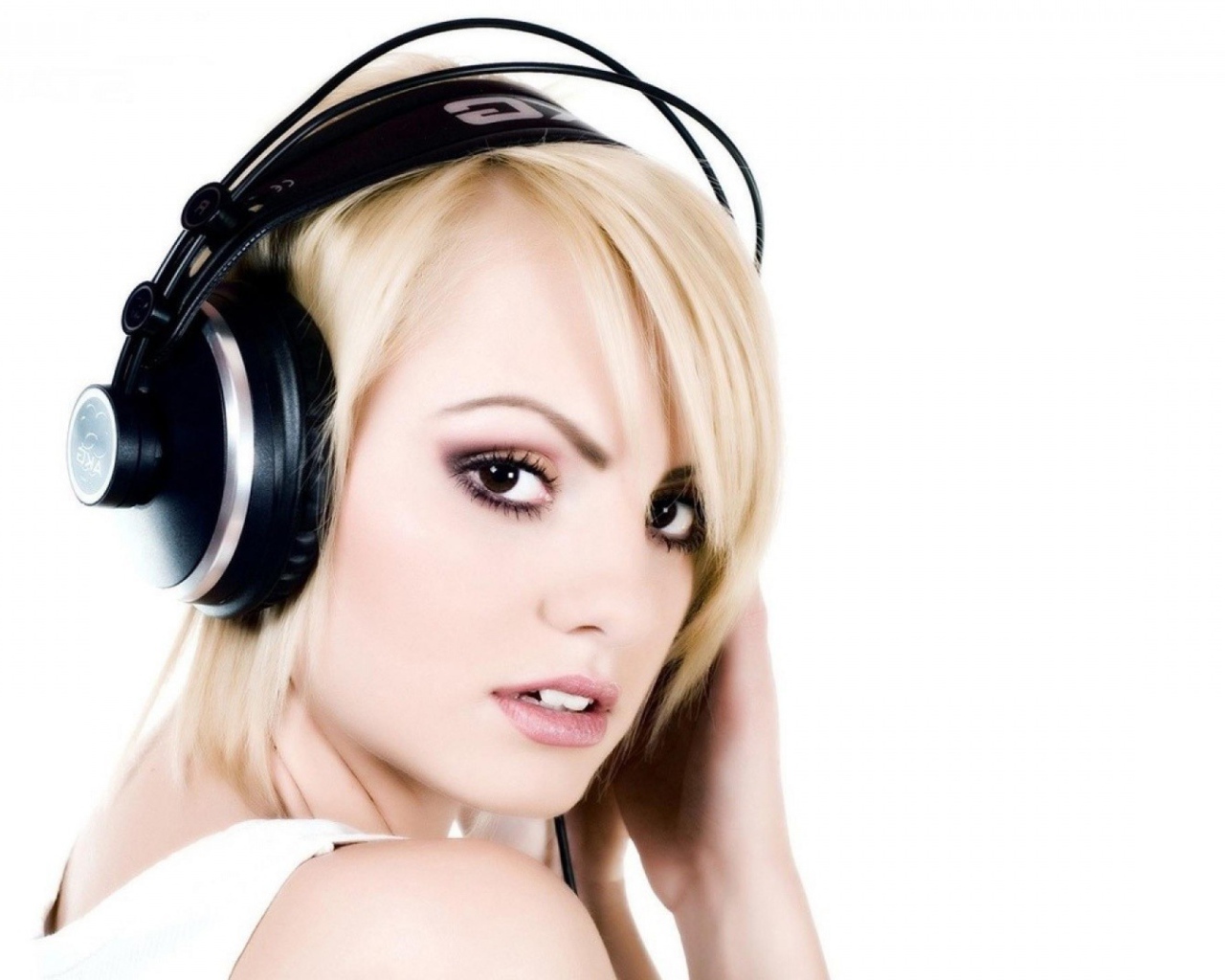 Девушка в наушниках Александра Стан