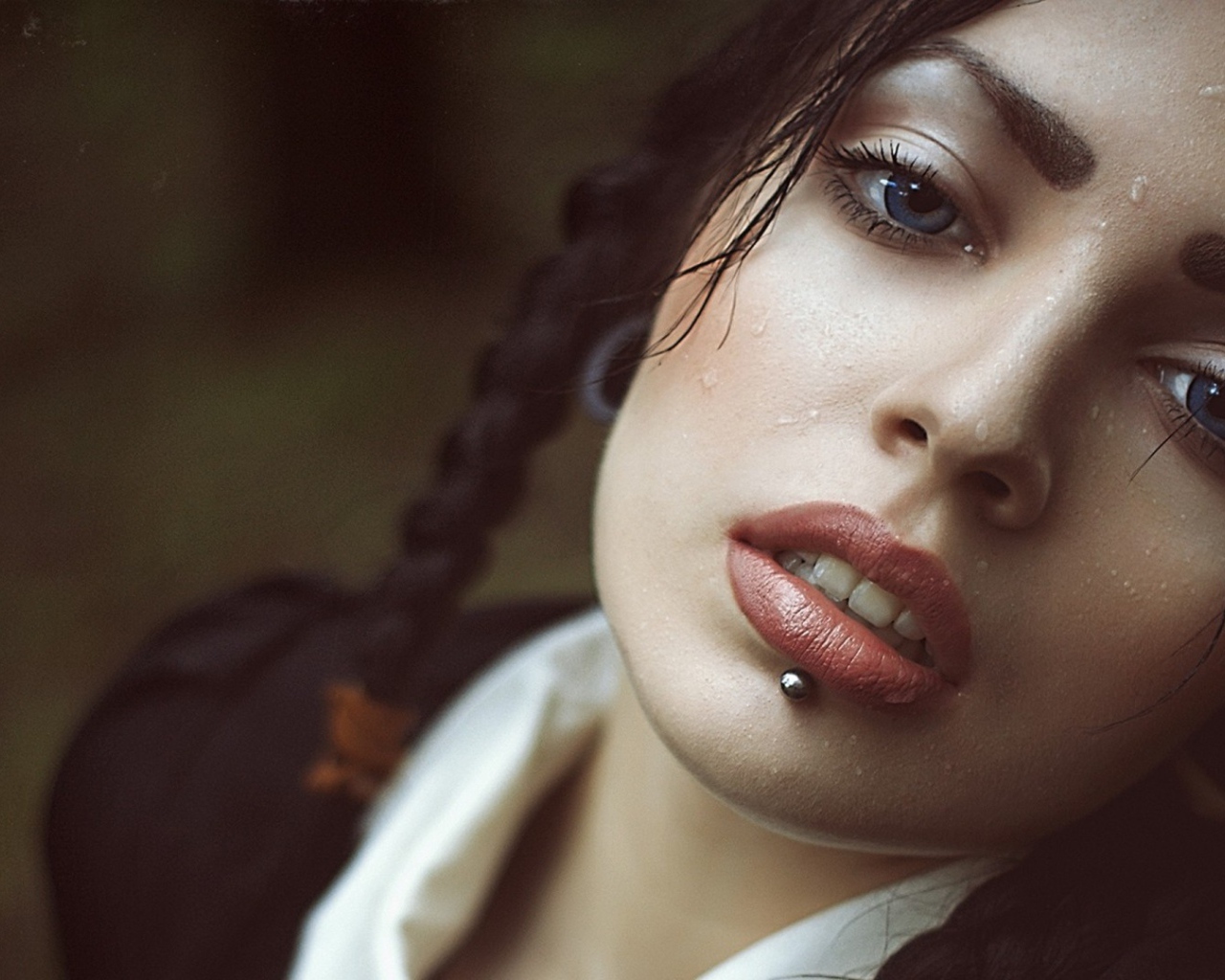 Девушка с косичками и пирсингом