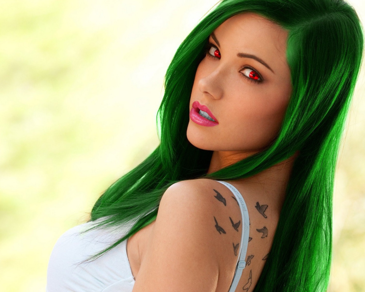 Девушка с красными глазами и длинными зелеными волосами
