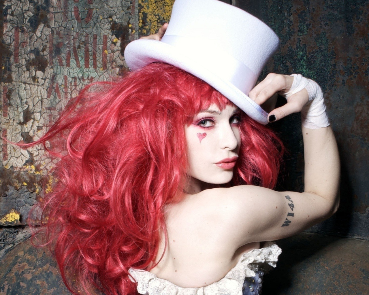 Девушка с красными волосами в белом цилиндре