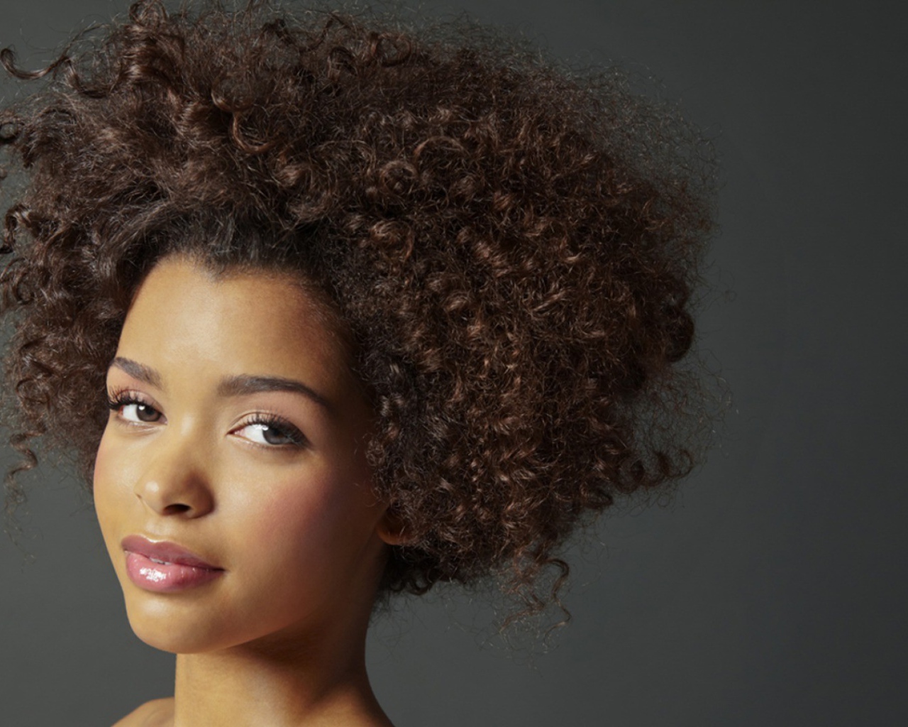 Девушка с прической из кудряшек