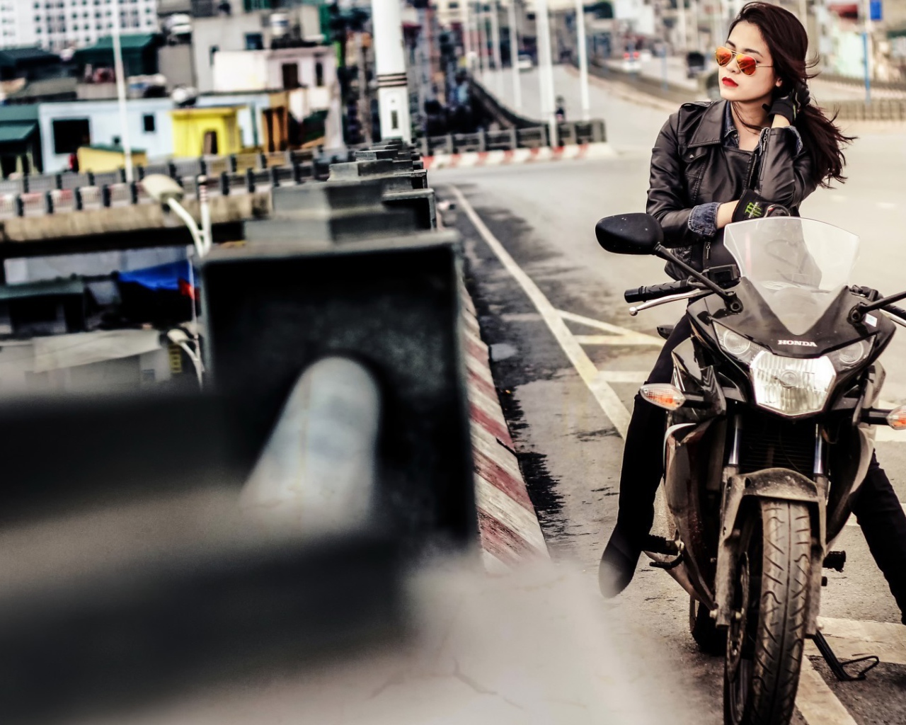 Девушка в темных очках сидит на мотоцикле