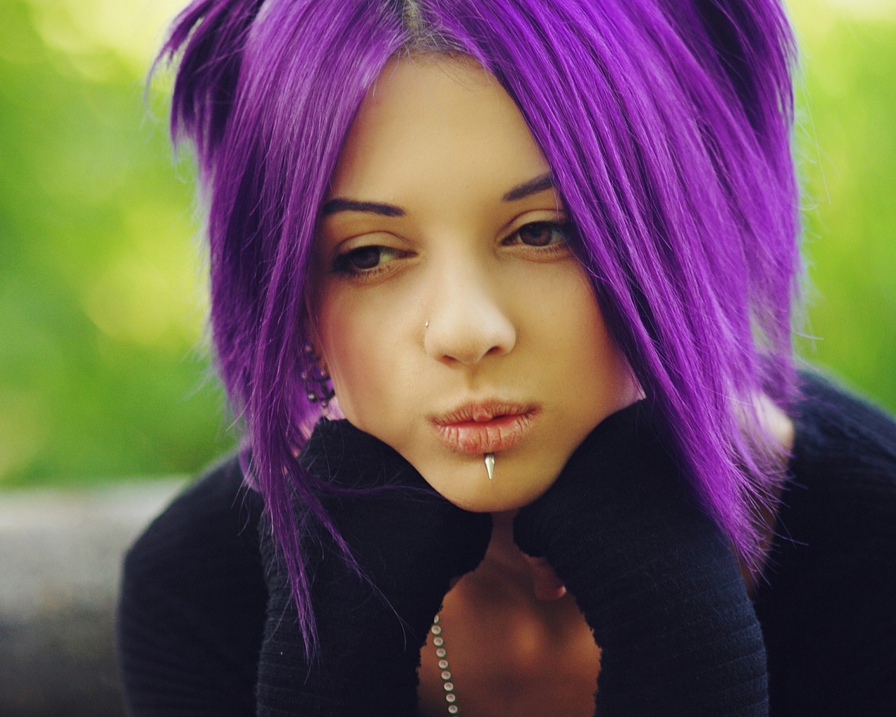 Девушка с густыми фиолетовыми волосами