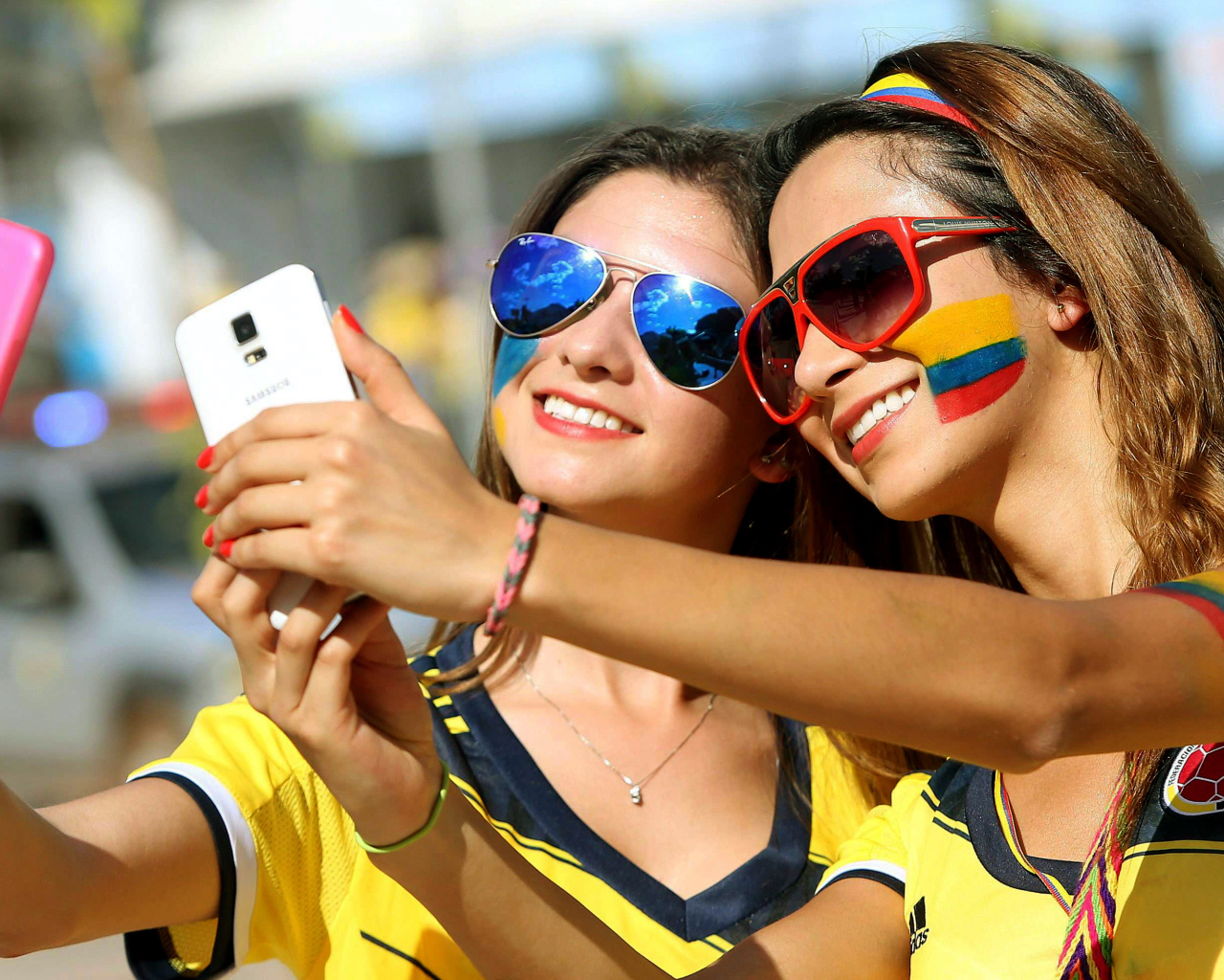 Девушки фанатки делают селфи