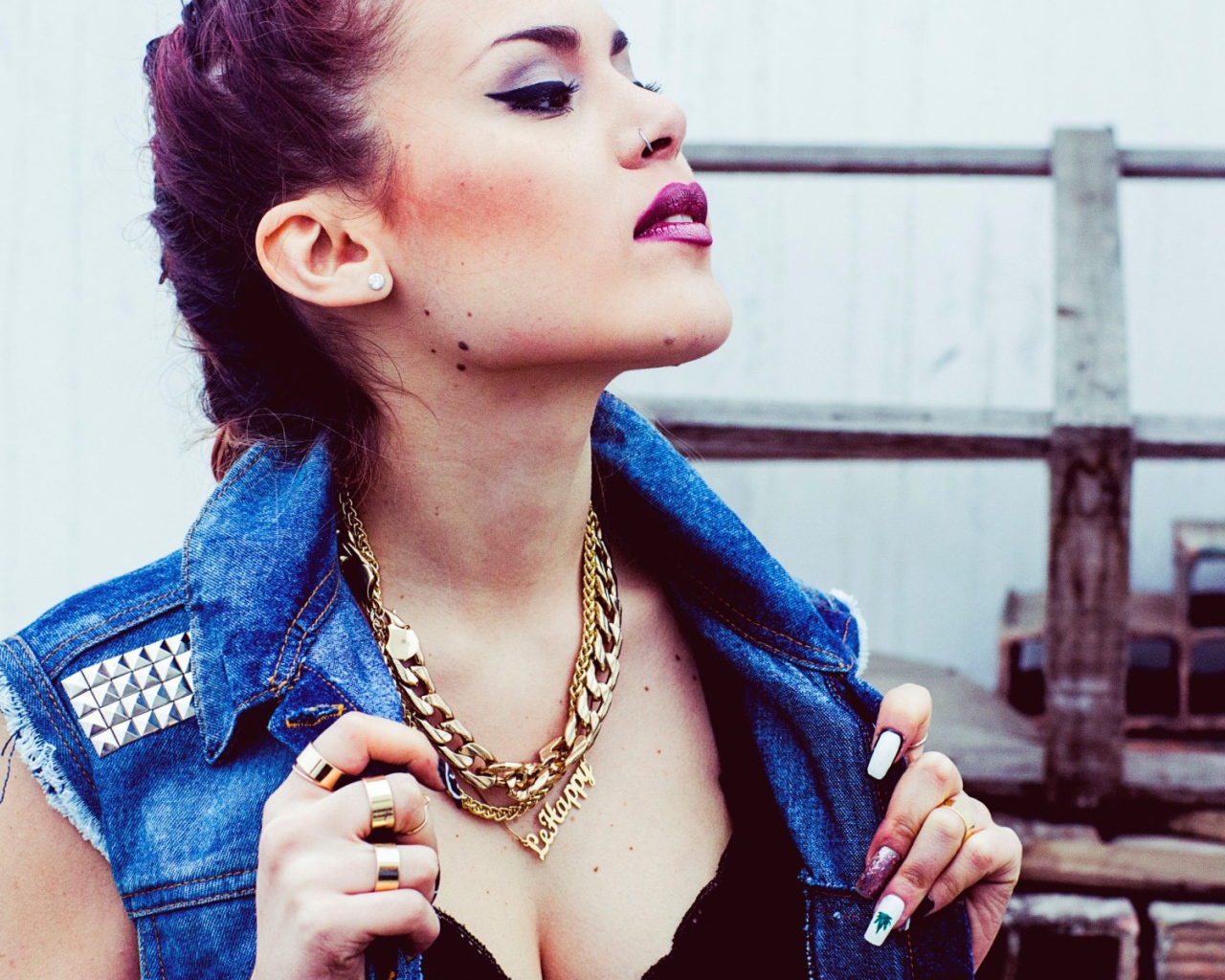 Золотая цепь на шее у девушки