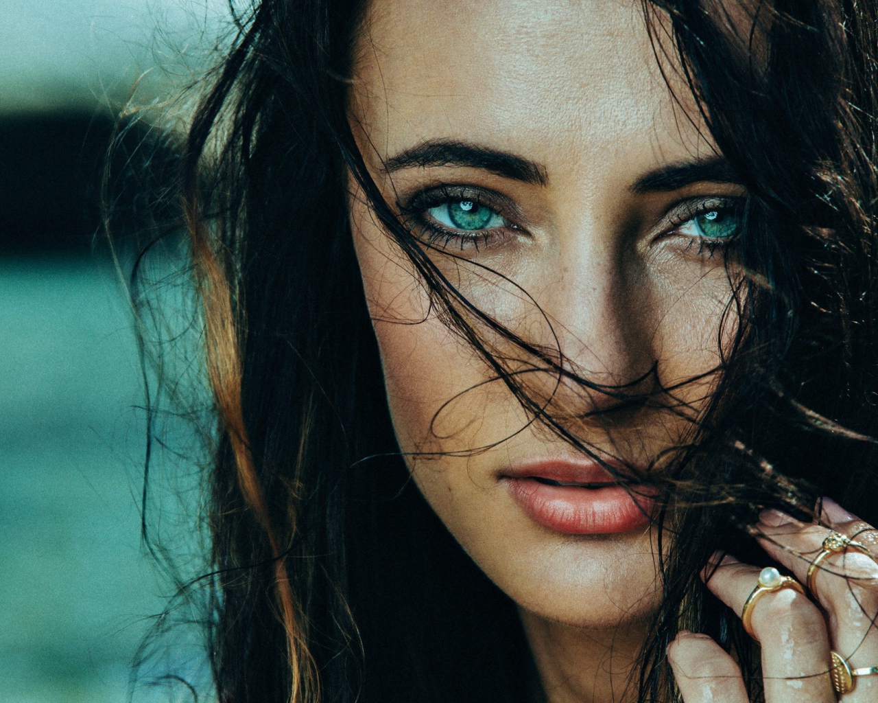 Зеленоглазая брюнетка с мокрыми волосами