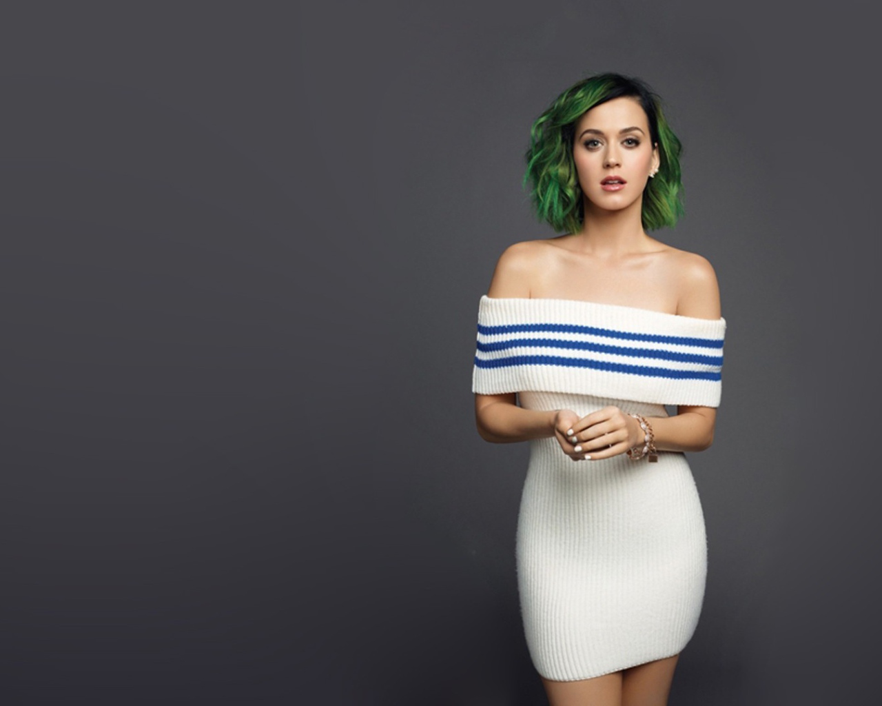 Зеленоволосая Кети Перри на сером фоне