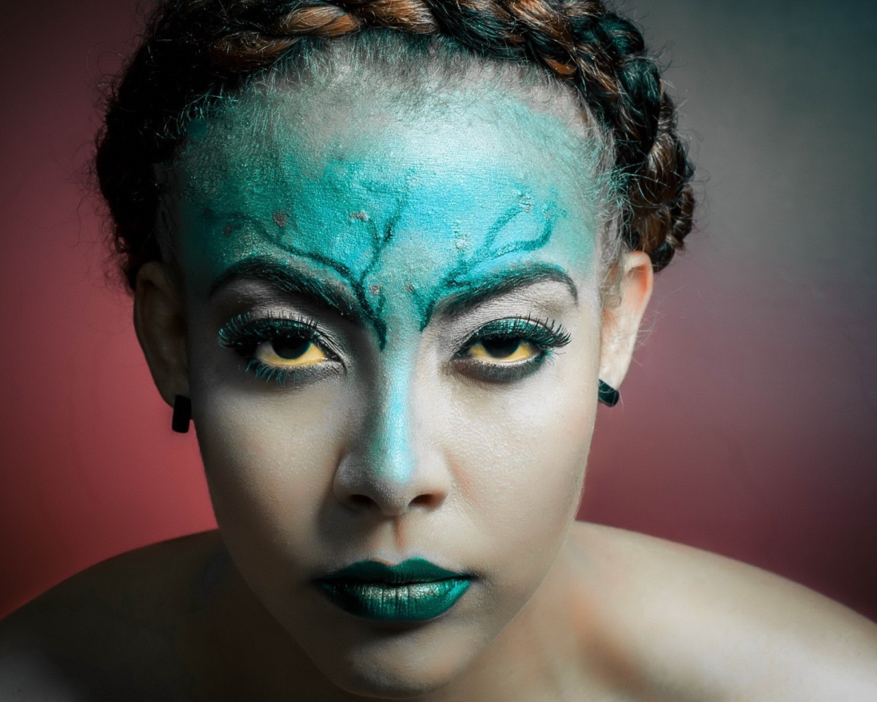 Зеленая краска на лице у девушки