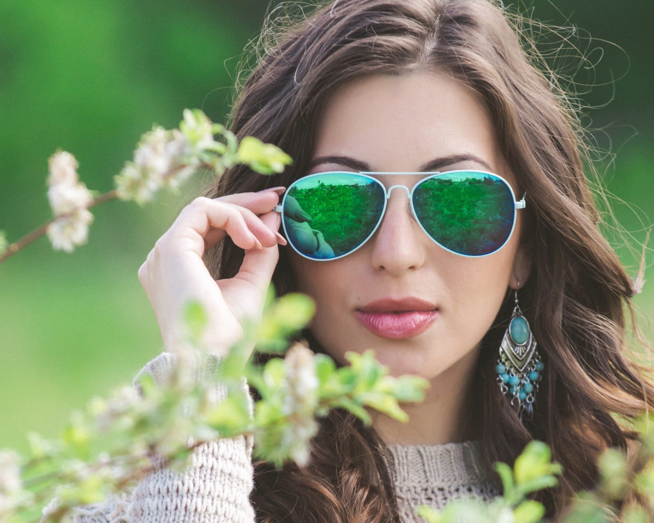 Зеленое отражение в очках у девушки
