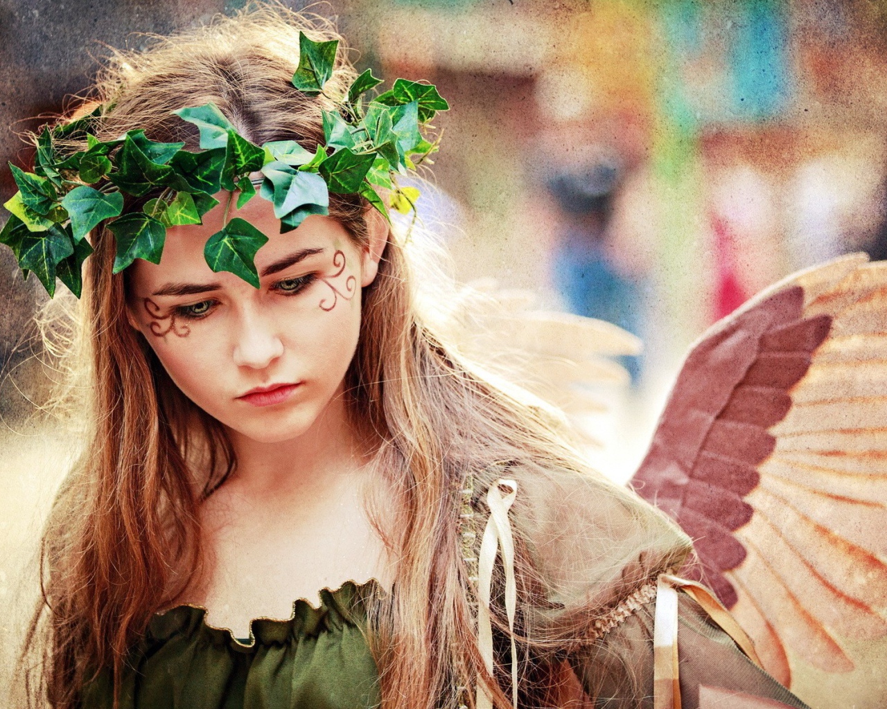 Зеленый венок и крылья ангела на девушке