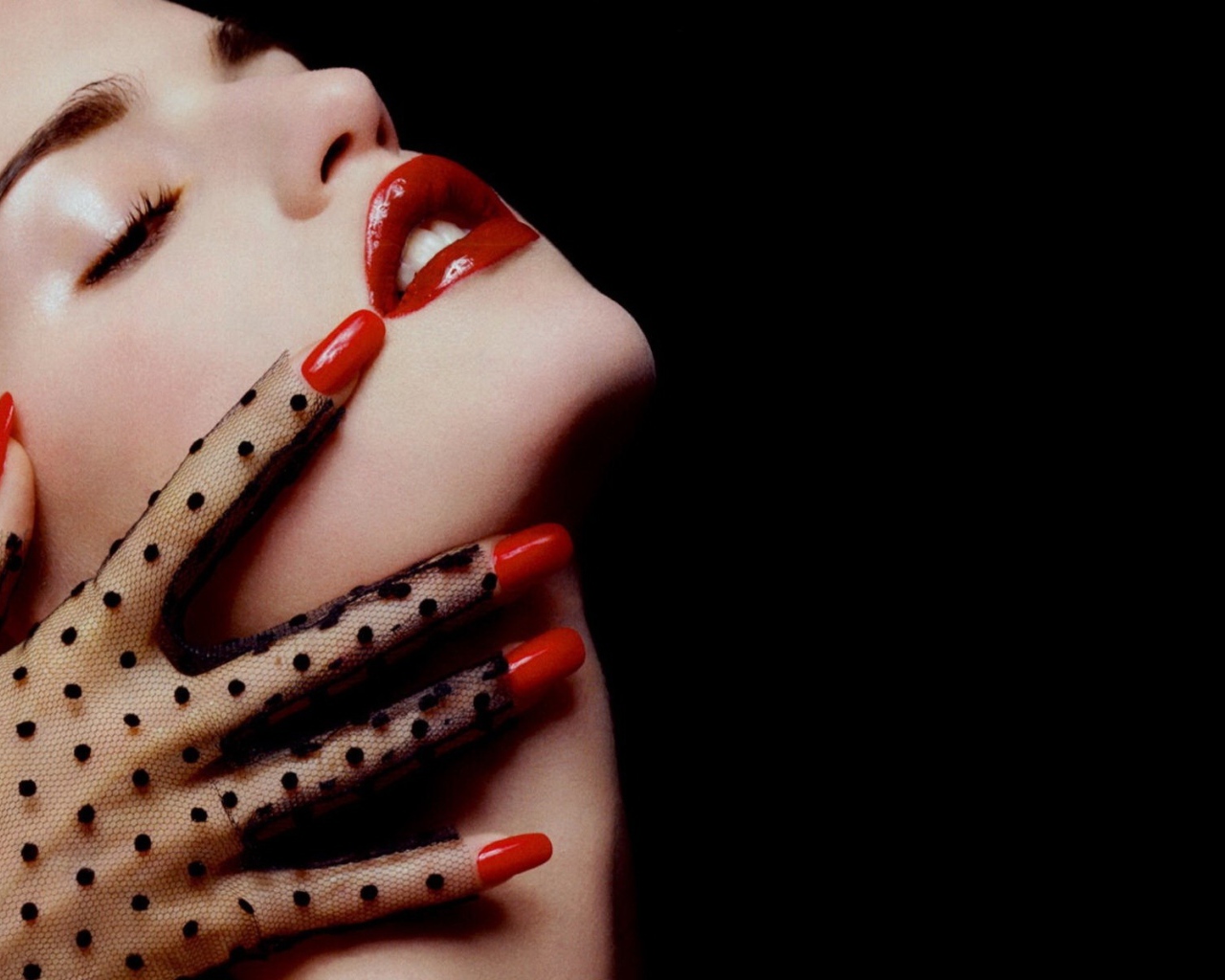 Рука в кружевной перчатке на шее девушки