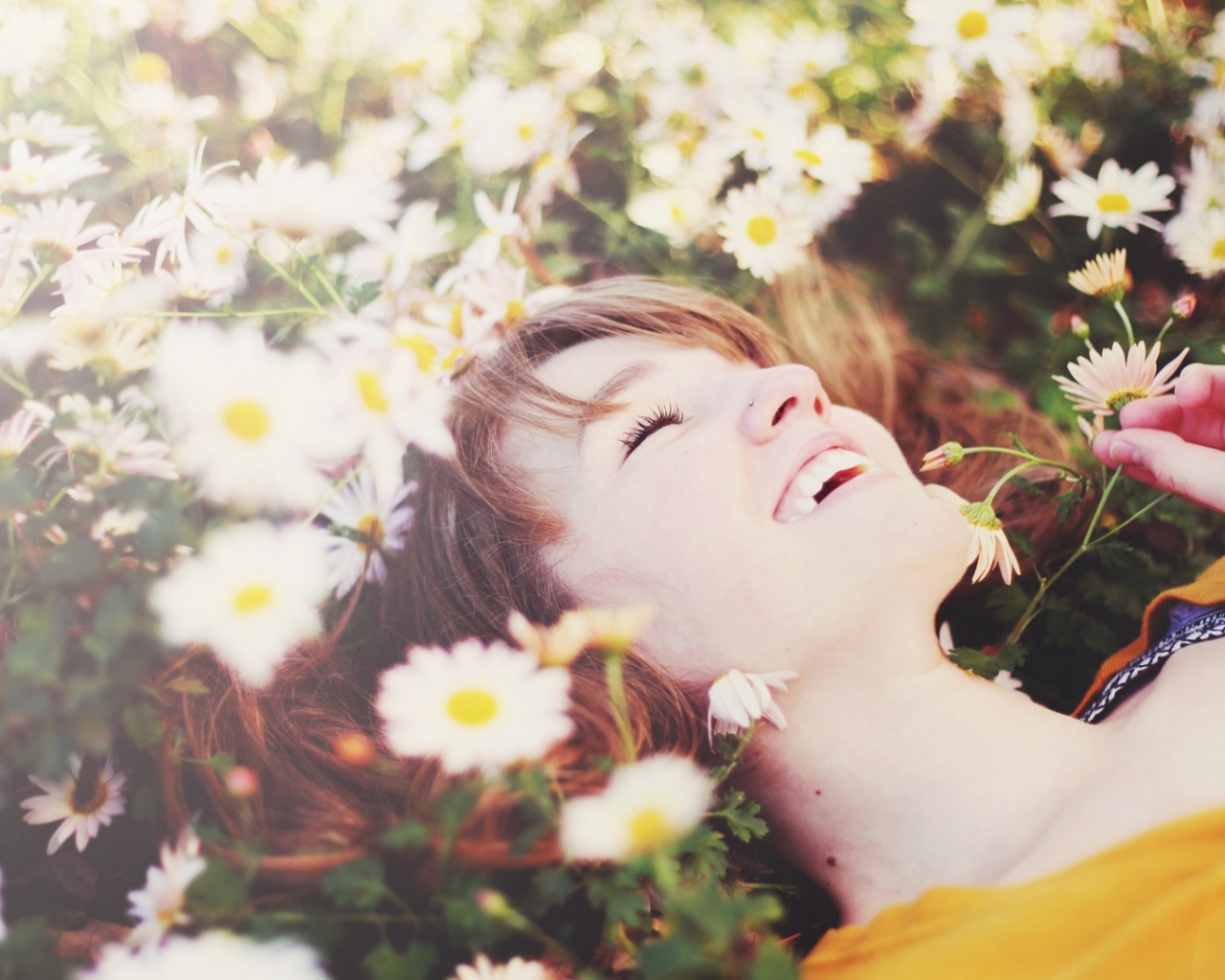 Счастливая девушка в цветах ромашки