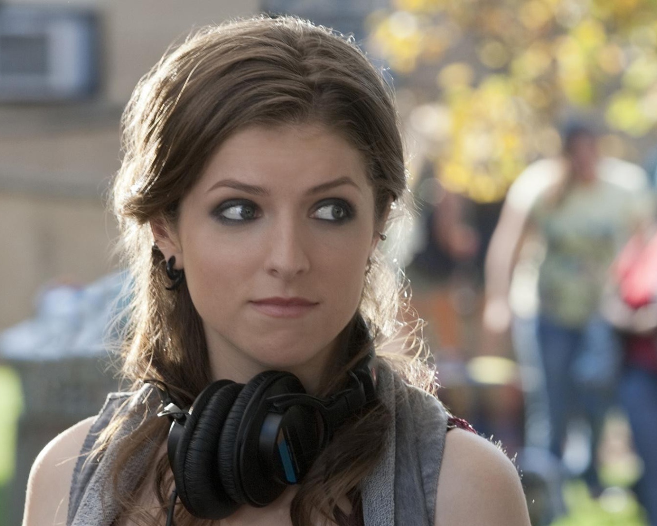 Наушники на шее Анны Кендрик